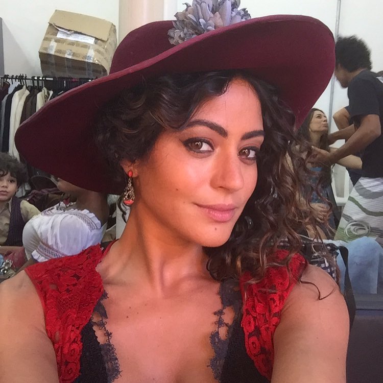 A atriz Carol Castro está em alta após sua participação na novela Velho Chico. A atriz e a marca 2Rios têm mostrado alguns bastidores da próxima campanha da grife de lingeries fotografado por Hebert Coelho, em Curitiba.  Na imagem mais recente, a atriz aparece sensual com uma peça rendada preta. Na semana passada, Carol Castro já havia mostrado bastidores da sessão de fotos e seus seguidores, que são mais de 1,3 milhão, se derreteram: 