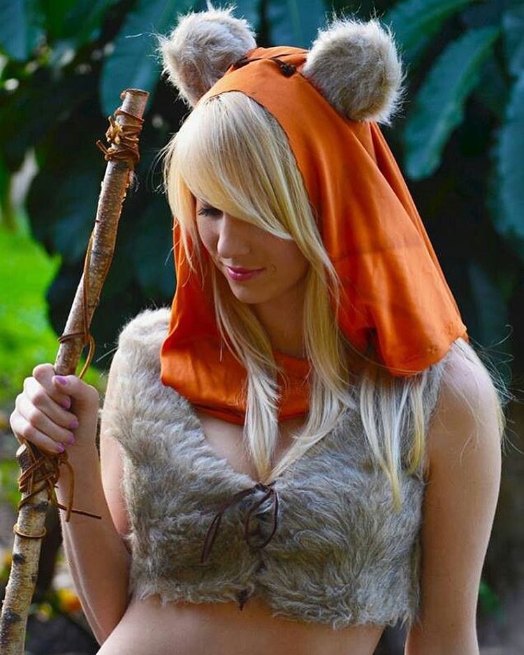 As cosplayers @heather1337 (59 mil seguidores), @leeannavamp (225 mil seguidores), @jeniferann (58 mil seguidores), @itslisalouwho (107 mil seguidores) e @jessicanigri (1,7 milhão de seguidores) se juntaram para fazer um ensaio homenageando os Ewoks, conhecidos personagens da saga Star Wars.  Elas se encontraram em uma conferência de cosplay, a Indiana Comic Con, e posaram com suas fantasias. 