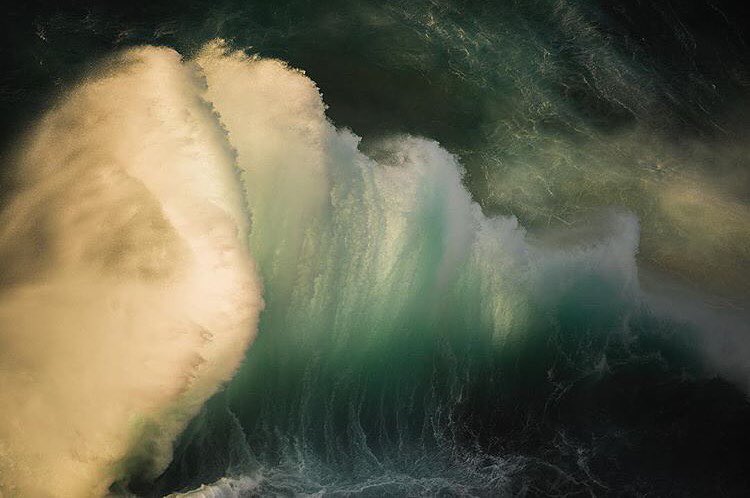 Fotógrafo australiano Luke Shadbolt captura a essência furiosa dos oceanos na série Maelstrom