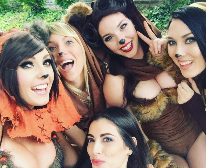 As cosplayers @heather1337 (59 mil seguidores), @leeannavamp (225 mil seguidores), @jeniferann (58 mil seguidores), @itslisalouwho (107 mil seguidores) e @jessicanigri (1,7 milhão de seguidores) se juntaram para fazer um ensaio homenageando os Ewoks, conhecidos personagens da saga Star Wars.  Elas se encontraram em uma conferência de cosplay, a Indiana Comic Con, e posaram com suas fantasias. 
