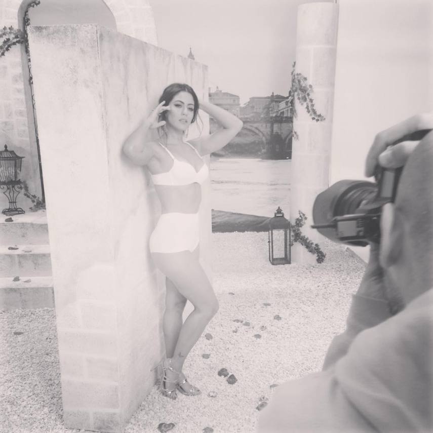 A atriz Carol Castro está em alta após sua participação na novela Velho Chico. A atriz e a marca 2Rios têm mostrado alguns bastidores da próxima campanha da grife de lingeries fotografado por Hebert Coelho, em Curitiba.  Na imagem mais recente, a atriz aparece sensual com uma peça rendada preta. Na semana passada, Carol Castro já havia mostrado bastidores da sessão de fotos e seus seguidores, que são mais de 1,3 milhão, se derreteram: 