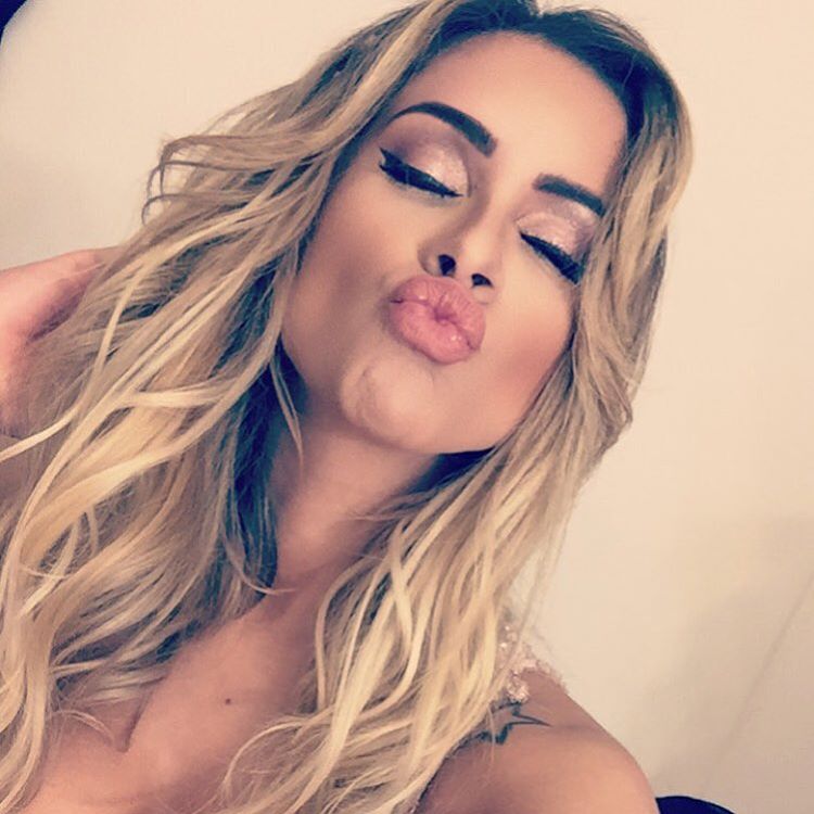 Apelidada de Babi, Kesia Muniz é panicat e funkeira e tem 2,8 milhões de seguidores no Instagram