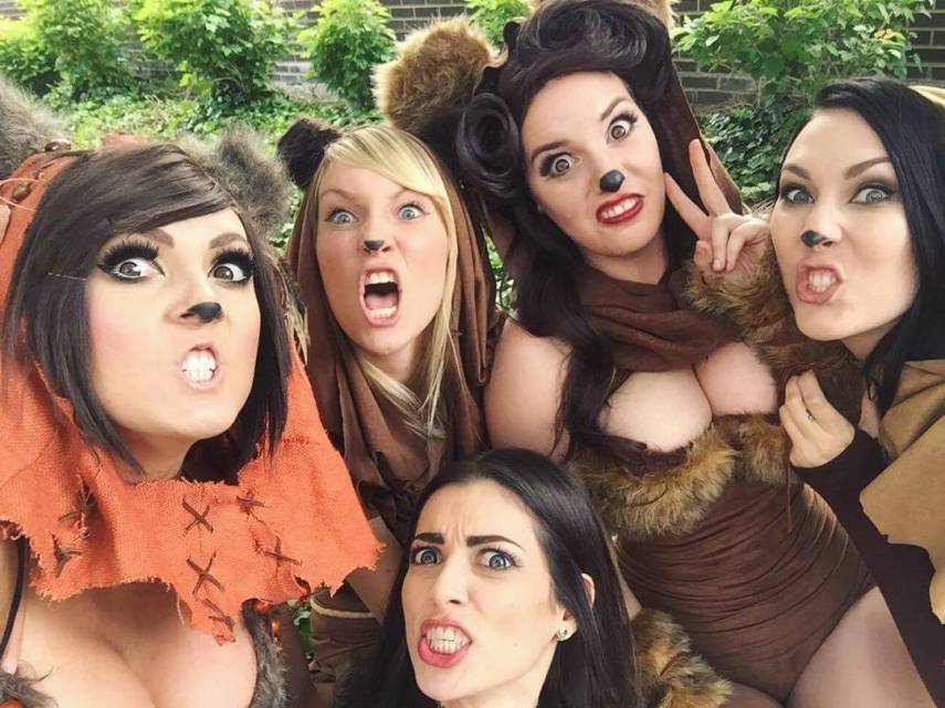 As cosplayers @heather1337 (59 mil seguidores), @leeannavamp (225 mil seguidores), @jeniferann (58 mil seguidores), @itslisalouwho (107 mil seguidores) e @jessicanigri (1,7 milhão de seguidores) se juntaram para fazer um ensaio homenageando os Ewoks, conhecidos personagens da saga Star Wars.  Elas se encontraram em uma conferência de cosplay, a Indiana Comic Con, e posaram com suas fantasias. 