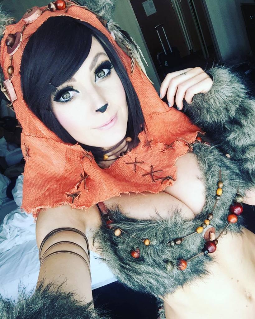 As cosplayers @heather1337 (59 mil seguidores), @leeannavamp (225 mil seguidores), @jeniferann (58 mil seguidores), @itslisalouwho (107 mil seguidores) e @jessicanigri (1,7 milhão de seguidores) se juntaram para fazer um ensaio homenageando os Ewoks, conhecidos personagens da saga Star Wars.  Elas se encontraram em uma conferência de cosplay, a Indiana Comic Con, e posaram com suas fantasias. 