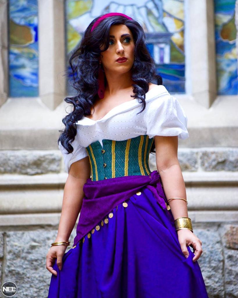 A cosplayer Elizabeth Rage possui uma vasta coleção de fantasias em seu Instagram, @elizabethrage. Mas, ao que tudo indica, sua versão da cigana Esmeralda, personagem da animação O Corcunda de Notre Dame, se tornou uma de suas prediletas.  