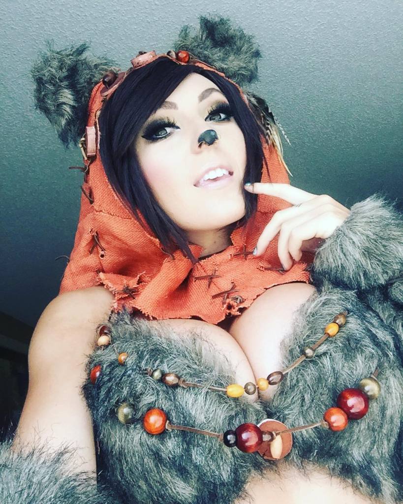 As cosplayers @heather1337 (59 mil seguidores), @leeannavamp (225 mil seguidores), @jeniferann (58 mil seguidores), @itslisalouwho (107 mil seguidores) e @jessicanigri (1,7 milhão de seguidores) se juntaram para fazer um ensaio homenageando os Ewoks, conhecidos personagens da saga Star Wars.  Elas se encontraram em uma conferência de cosplay, a Indiana Comic Con, e posaram com suas fantasias. 