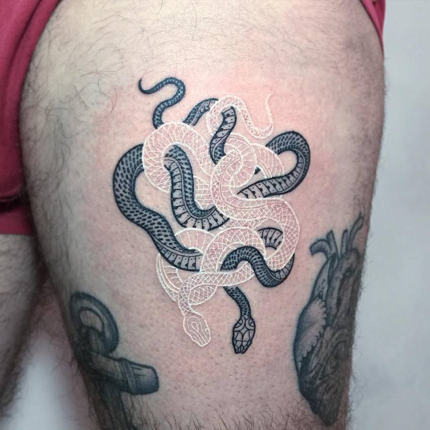 Tatuador italiano cria cobras perfeitas e transcende as tattoos tradicionais em preto e branco