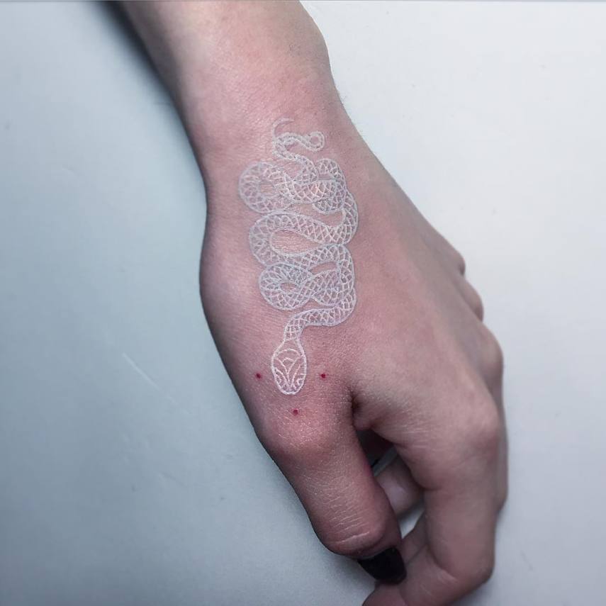 Tatuador italiano cria cobras perfeitas e transcende as tattoos tradicionais em preto e branco