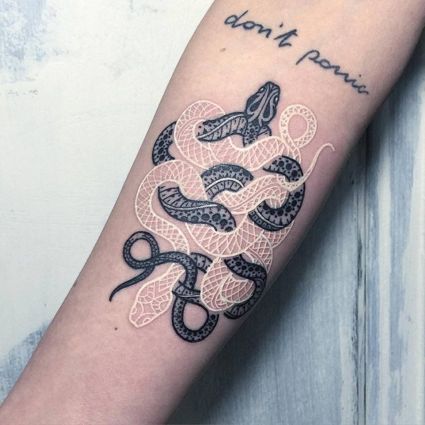 Tatuador italiano cria cobras perfeitas e transcende as tattoos tradicionais em preto e branco