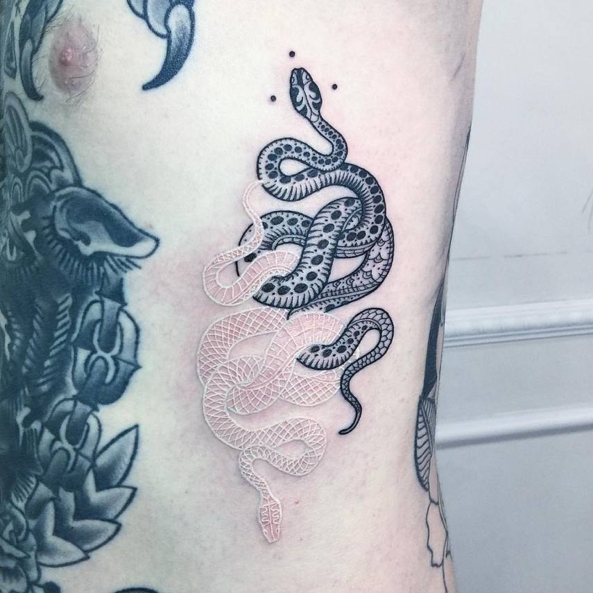 Tatuador italiano cria cobras perfeitas e transcende as tattoos tradicionais em preto e branco