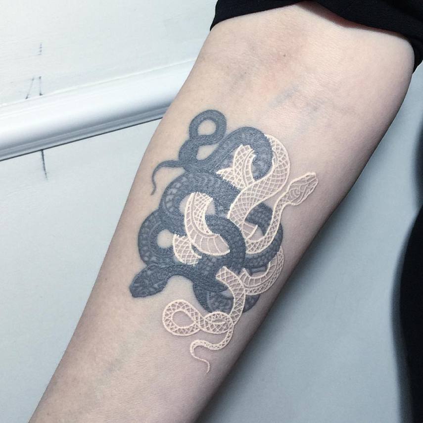 Tatuador italiano cria cobras perfeitas e transcende as tattoos tradicionais em preto e branco