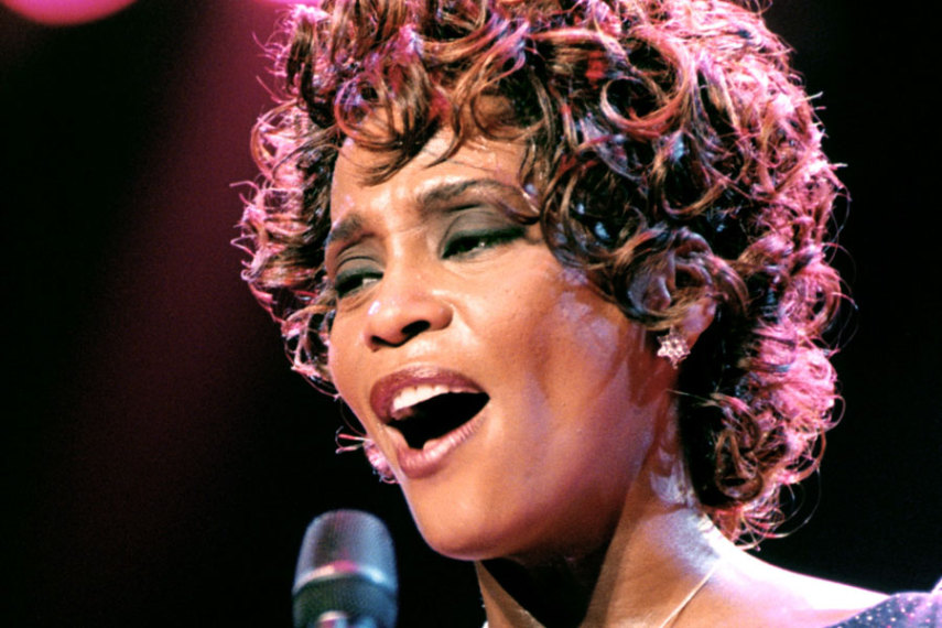 Atual líder entre as mulheres, Whitney Houston, em 2001, fechou com a Arista por £ 70 milhões.