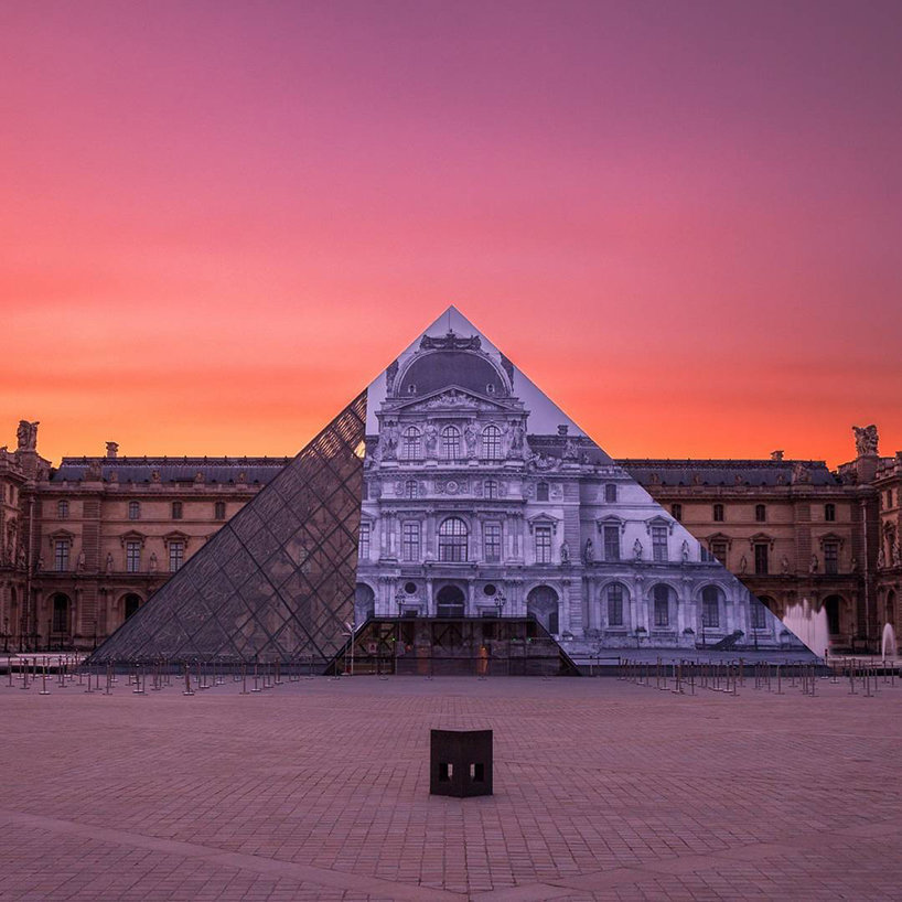 Artista francês JR cria ilusão de ótica com colagem de fotografia sobre a estrutura de vidro da pirâmide