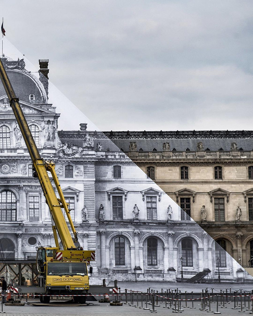 Artista francês JR cria ilusão de ótica com colagem de fotografia sobre a estrutura de vidro da pirâmide