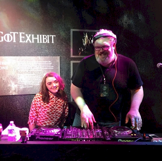 Kristian Nairn (Hodor) é um DJ muito bem sucedido e toca ao redor do mundo na festa Rave of Thrones.