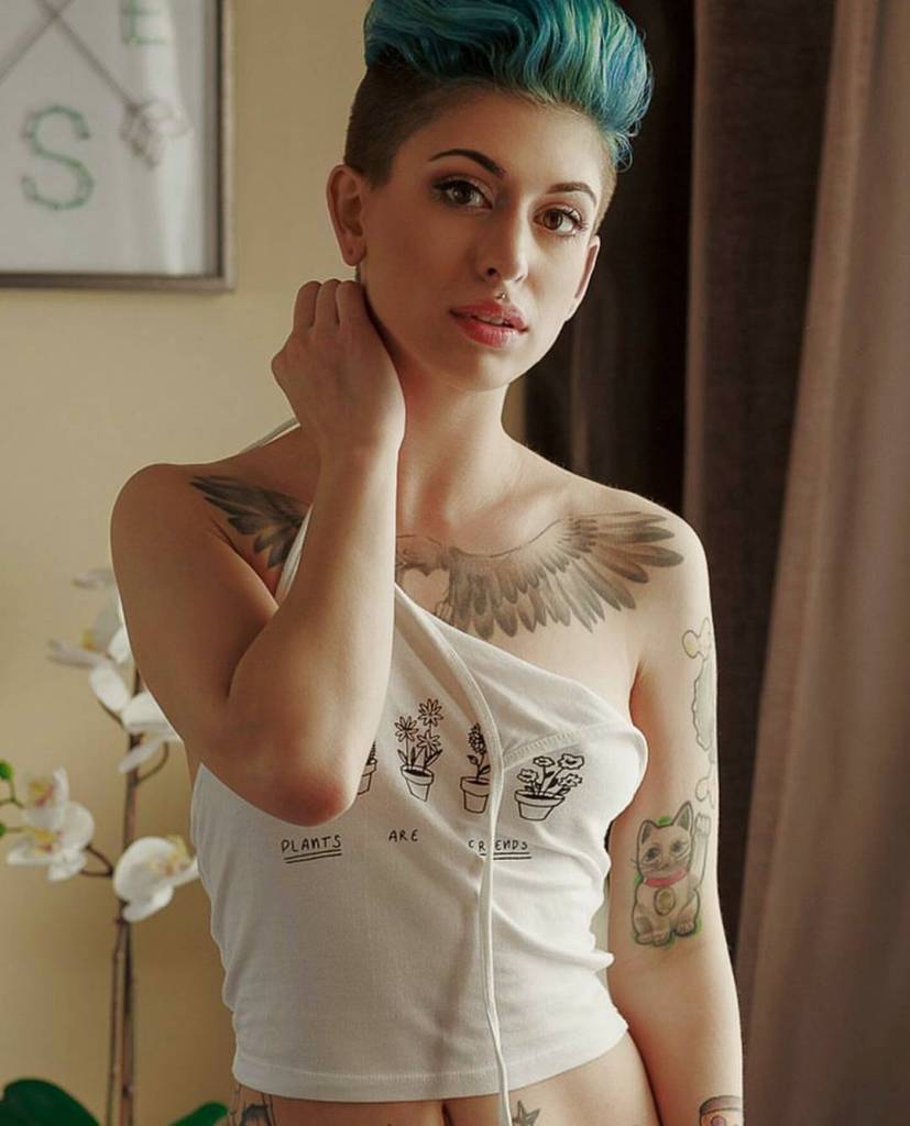 Tatuagens por todos os lados, cabelos coloridos, piercings e muita sensualidade. O site Suicide Girls fez sucesso na web e praticamente fundou um segmento entre garotas no Instagram que gostam de postar fotos de seus ensaios nas redes sociais.  Muitas modelos do site - são mais de 1800 - ganharam notoriedade no Instagram e somam milhares de seguidores e milhões de likes diariamente.  Separamos algumas modelos 