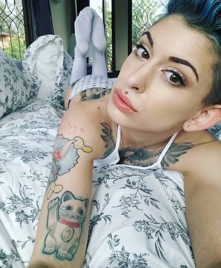 Tatuagens por todos os lados, cabelos coloridos, piercings e muita sensualidade. O site Suicide Girls fez sucesso na web e praticamente fundou um segmento entre garotas no Instagram que gostam de postar fotos de seus ensaios nas redes sociais.  Muitas modelos do site - são mais de 1800 - ganharam notoriedade no Instagram e somam milhares de seguidores e milhões de likes diariamente.  Separamos algumas modelos 