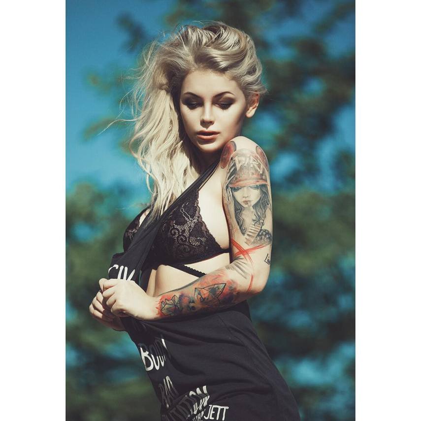 Tatuagens por todos os lados, cabelos coloridos, piercings e muita sensualidade. O site Suicide Girls fez sucesso na web e praticamente fundou um segmento entre garotas no Instagram que gostam de postar fotos de seus ensaios nas redes sociais.  Muitas modelos do site - são mais de 1800 - ganharam notoriedade no Instagram e somam milhares de seguidores e milhões de likes diariamente.  Separamos algumas modelos 