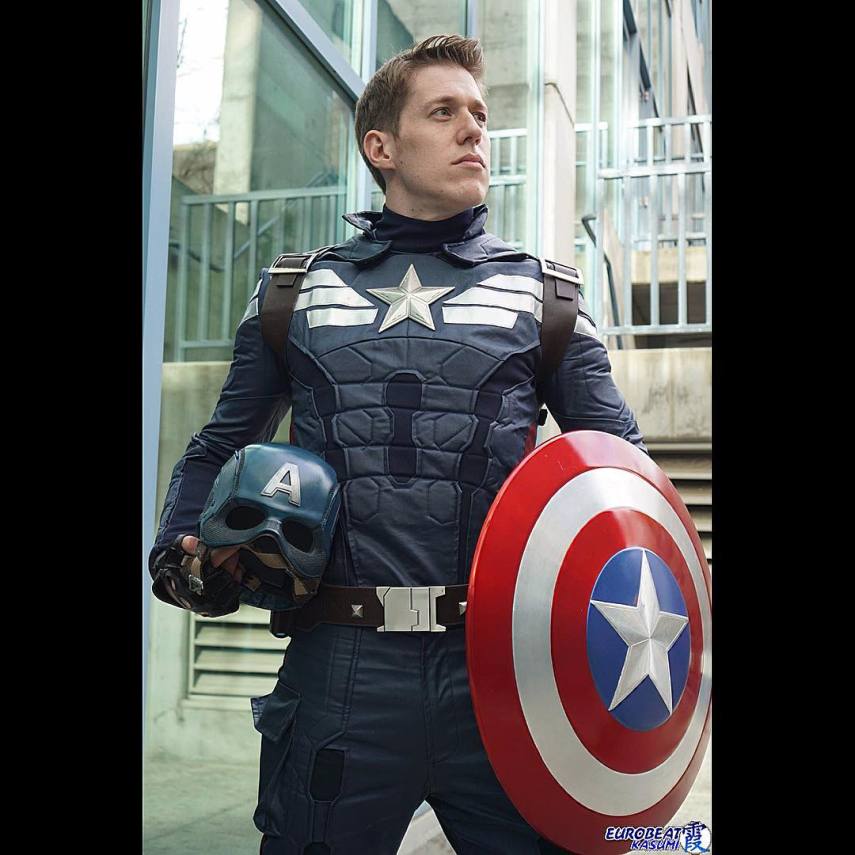 Depois de Batman vs Superman, fãs dos quadrinhos e dos filmes de heróis se dividiram em #TeamCap e #TeamIronMan por conta do lançamento do filme Capitão América: Guerra Civil. O embate entre os dois personagens da Marvel tem dado o que falar nas redes sociais e movimentou as redes sociais entre os cosplayers, que escolheram suas melhores fotos para mostra de qual lado estão.