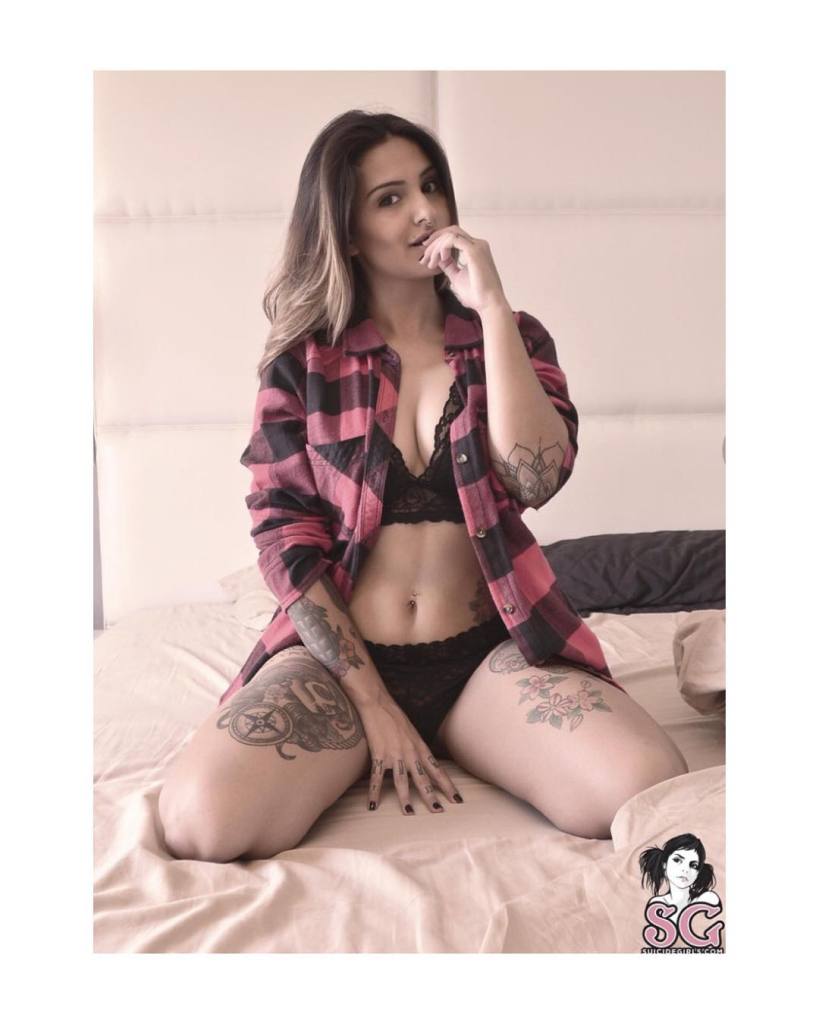 Tatuagens por todos os lados, cabelos coloridos, piercings e muita sensualidade. O site Suicide Girls fez sucesso na web e praticamente fundou um segmento entre garotas no Instagram que gostam de postar fotos de seus ensaios nas redes sociais.  Muitas modelos do site - são mais de 1800 - ganharam notoriedade no Instagram e somam milhares de seguidores e milhões de likes diariamente.  Separamos algumas modelos 