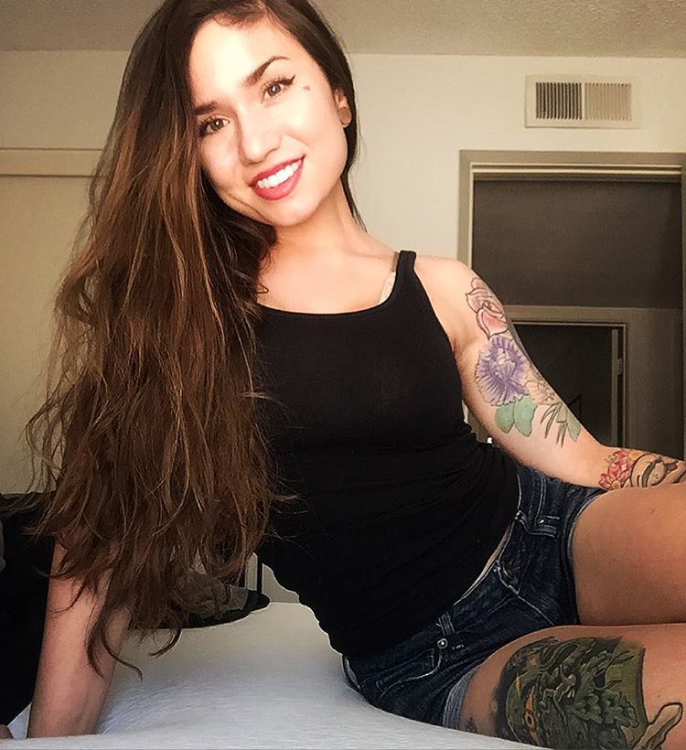 Tatuagens por todos os lados, cabelos coloridos, piercings e muita sensualidade. O site Suicide Girls fez sucesso na web e praticamente fundou um segmento entre garotas no Instagram que gostam de postar fotos de seus ensaios nas redes sociais.  Muitas modelos do site - são mais de 1800 - ganharam notoriedade no Instagram e somam milhares de seguidores e milhões de likes diariamente.  Separamos algumas modelos 