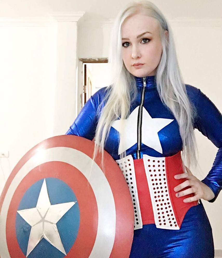 Depois de Batman vs Superman, fãs dos quadrinhos e dos filmes de heróis se dividiram em #TeamCap e #TeamIronMan por conta do lançamento do filme Capitão América: Guerra Civil. O embate entre os dois personagens da Marvel tem dado o que falar nas redes sociais e movimentou as redes sociais entre os cosplayers, que escolheram suas melhores fotos para mostra de qual lado estão.