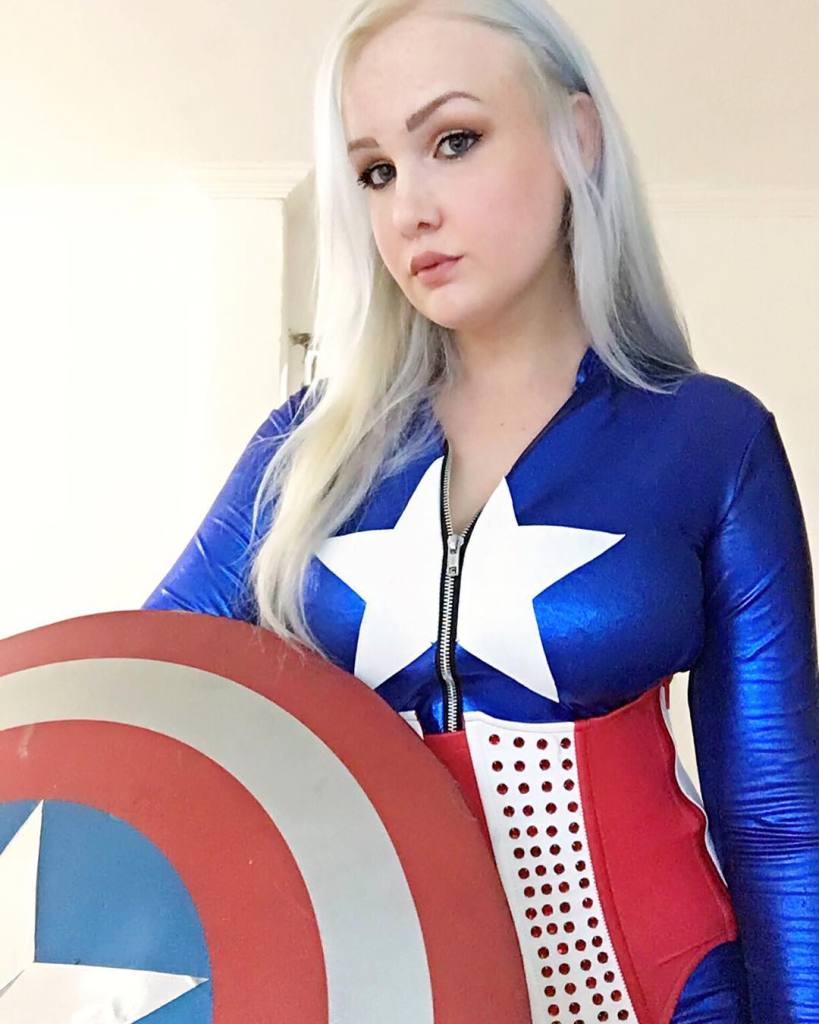 Depois de Batman vs Superman, fãs dos quadrinhos e dos filmes de heróis se dividiram em #TeamCap e #TeamIronMan por conta do lançamento do filme Capitão América: Guerra Civil. O embate entre os dois personagens da Marvel tem dado o que falar nas redes sociais e movimentou as redes sociais entre os cosplayers, que escolheram suas melhores fotos para mostra de qual lado estão.