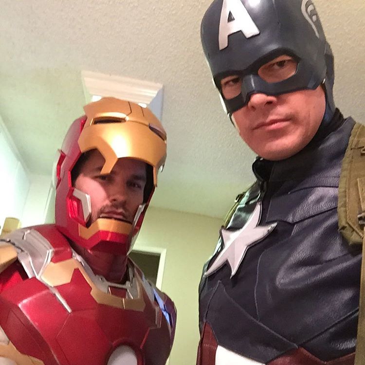 Depois de Batman vs Superman, fãs dos quadrinhos e dos filmes de heróis se dividiram em #TeamCap e #TeamIronMan por conta do lançamento do filme Capitão América: Guerra Civil. O embate entre os dois personagens da Marvel tem dado o que falar nas redes sociais e movimentou as redes sociais entre os cosplayers, que escolheram suas melhores fotos para mostra de qual lado estão.