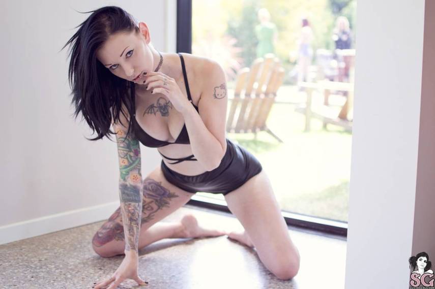 Tatuagens por todos os lados, cabelos coloridos, piercings e muita sensualidade. O site Suicide Girls fez sucesso na web e praticamente fundou um segmento entre garotas no Instagram que gostam de postar fotos de seus ensaios nas redes sociais.  Muitas modelos do site - são mais de 1800 - ganharam notoriedade no Instagram e somam milhares de seguidores e milhões de likes diariamente.  Separamos algumas modelos 