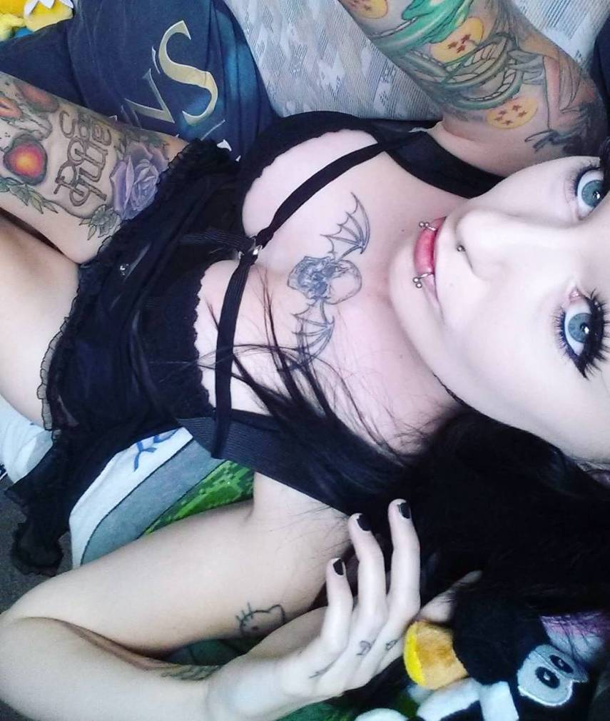 Tatuagens por todos os lados, cabelos coloridos, piercings e muita sensualidade. O site Suicide Girls fez sucesso na web e praticamente fundou um segmento entre garotas no Instagram que gostam de postar fotos de seus ensaios nas redes sociais.  Muitas modelos do site - são mais de 1800 - ganharam notoriedade no Instagram e somam milhares de seguidores e milhões de likes diariamente.  Separamos algumas modelos 