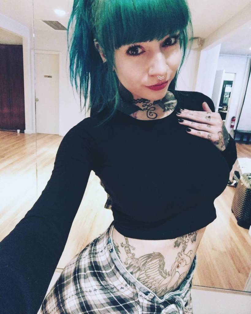 Tatuagens por todos os lados, cabelos coloridos, piercings e muita sensualidade. O site Suicide Girls fez sucesso na web e praticamente fundou um segmento entre garotas no Instagram que gostam de postar fotos de seus ensaios nas redes sociais.  Muitas modelos do site - são mais de 1800 - ganharam notoriedade no Instagram e somam milhares de seguidores e milhões de likes diariamente.  Separamos algumas modelos 