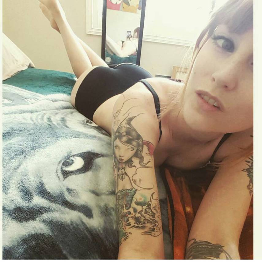 Tatuagens por todos os lados, cabelos coloridos, piercings e muita sensualidade. O site Suicide Girls fez sucesso na web e praticamente fundou um segmento entre garotas no Instagram que gostam de postar fotos de seus ensaios nas redes sociais.  Muitas modelos do site - são mais de 1800 - ganharam notoriedade no Instagram e somam milhares de seguidores e milhões de likes diariamente.  Separamos algumas modelos 