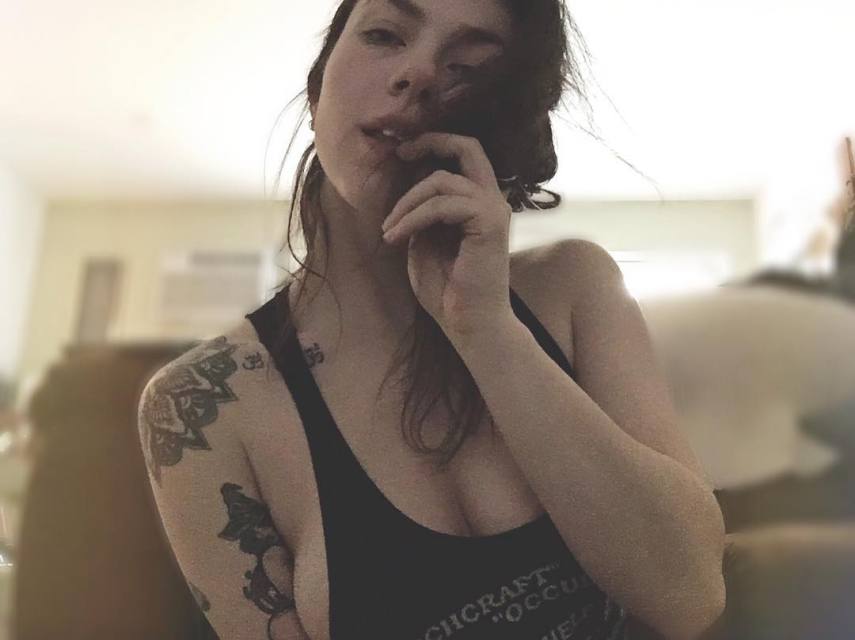 Tatuagens por todos os lados, cabelos coloridos, piercings e muita sensualidade. O site Suicide Girls fez sucesso na web e praticamente fundou um segmento entre garotas no Instagram que gostam de postar fotos de seus ensaios nas redes sociais.  Muitas modelos do site - são mais de 1800 - ganharam notoriedade no Instagram e somam milhares de seguidores e milhões de likes diariamente.  Separamos algumas modelos 