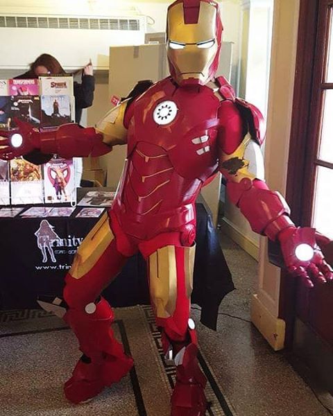 Depois de Batman vs Superman, fãs dos quadrinhos e dos filmes de heróis se dividiram em #TeamCap e #TeamIronMan por conta do lançamento do filme Capitão América: Guerra Civil. O embate entre os dois personagens da Marvel tem dado o que falar nas redes sociais e movimentou as redes sociais entre os cosplayers, que escolheram suas melhores fotos para mostra de qual lado estão.