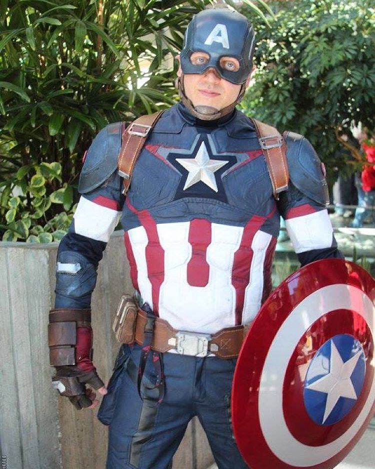 Depois de Batman vs Superman, fãs dos quadrinhos e dos filmes de heróis se dividiram em #TeamCap e #TeamIronMan por conta do lançamento do filme Capitão América: Guerra Civil. O embate entre os dois personagens da Marvel tem dado o que falar nas redes sociais e movimentou as redes sociais entre os cosplayers, que escolheram suas melhores fotos para mostra de qual lado estão.