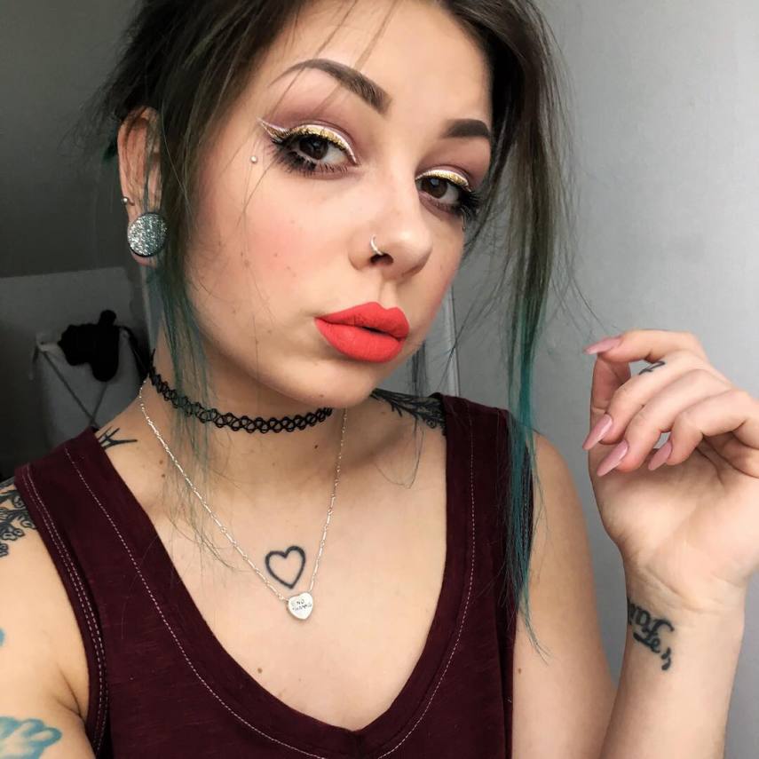 Tatuagens por todos os lados, cabelos coloridos, piercings e muita sensualidade. O site Suicide Girls fez sucesso na web e praticamente fundou um segmento entre garotas no Instagram que gostam de postar fotos de seus ensaios nas redes sociais.  Muitas modelos do site - são mais de 1800 - ganharam notoriedade no Instagram e somam milhares de seguidores e milhões de likes diariamente.  Separamos algumas modelos 