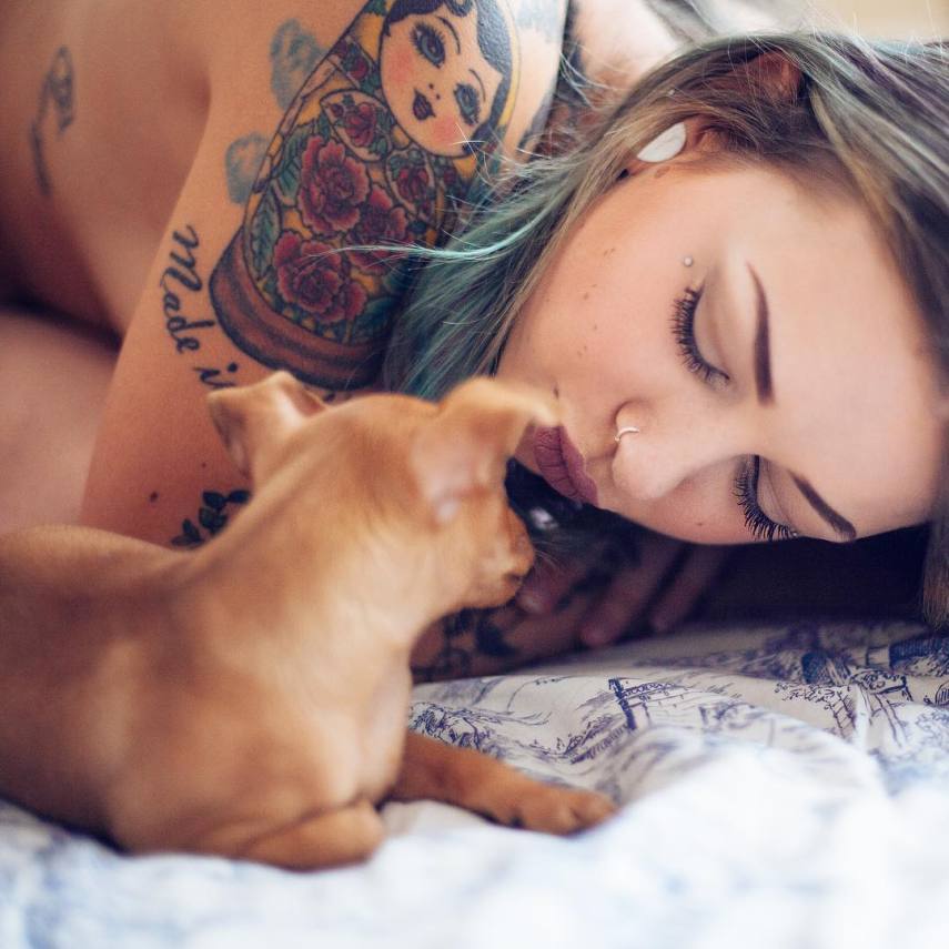 Tatuagens por todos os lados, cabelos coloridos, piercings e muita sensualidade. O site Suicide Girls fez sucesso na web e praticamente fundou um segmento entre garotas no Instagram que gostam de postar fotos de seus ensaios nas redes sociais.  Muitas modelos do site - são mais de 1800 - ganharam notoriedade no Instagram e somam milhares de seguidores e milhões de likes diariamente.  Separamos algumas modelos 