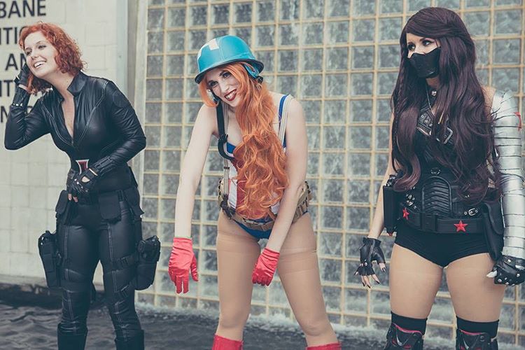 Depois de Batman vs Superman, fãs dos quadrinhos e dos filmes de heróis se dividiram em #TeamCap e #TeamIronMan por conta do lançamento do filme Capitão América: Guerra Civil. O embate entre os dois personagens da Marvel tem dado o que falar nas redes sociais e movimentou as redes sociais entre os cosplayers, que escolheram suas melhores fotos para mostra de qual lado estão.