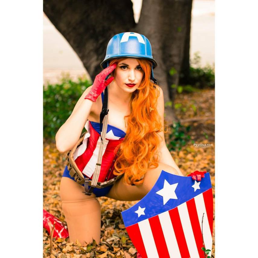 Depois de Batman vs Superman, fãs dos quadrinhos e dos filmes de heróis se dividiram em #TeamCap e #TeamIronMan por conta do lançamento do filme Capitão América: Guerra Civil. O embate entre os dois personagens da Marvel tem dado o que falar nas redes sociais e movimentou as redes sociais entre os cosplayers, que escolheram suas melhores fotos para mostra de qual lado estão.
