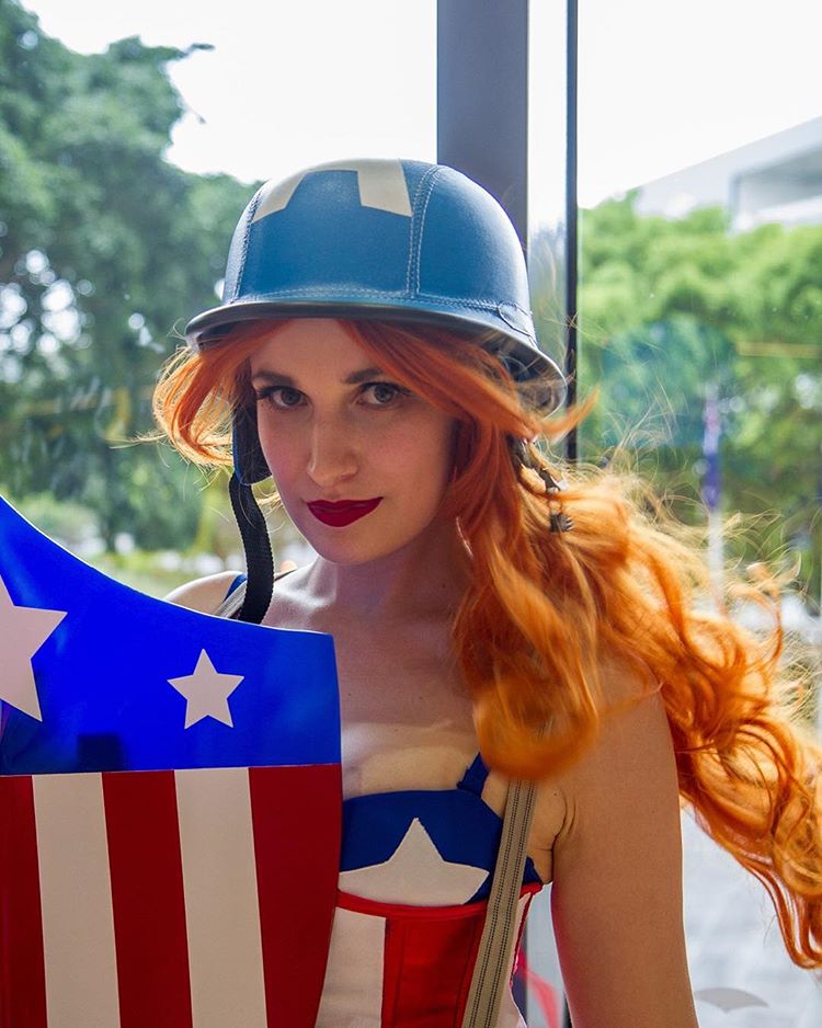 Depois de Batman vs Superman, fãs dos quadrinhos e dos filmes de heróis se dividiram em #TeamCap e #TeamIronMan por conta do lançamento do filme Capitão América: Guerra Civil. O embate entre os dois personagens da Marvel tem dado o que falar nas redes sociais e movimentou as redes sociais entre os cosplayers, que escolheram suas melhores fotos para mostra de qual lado estão.