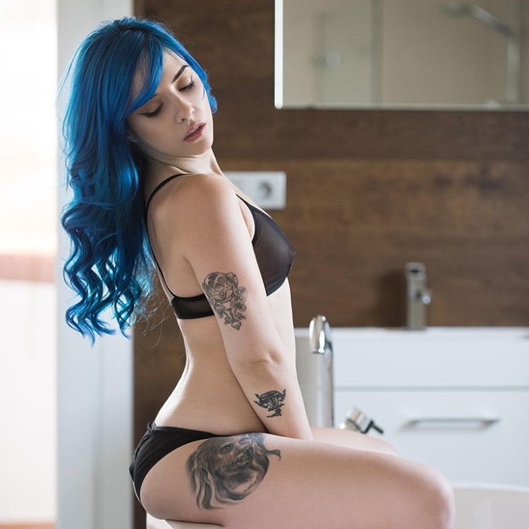 Tatuagens por todos os lados, cabelos coloridos, piercings e muita sensualidade. O site Suicide Girls fez sucesso na web e praticamente fundou um segmento entre garotas no Instagram que gostam de postar fotos de seus ensaios nas redes sociais.  Muitas modelos do site - são mais de 1800 - ganharam notoriedade no Instagram e somam milhares de seguidores e milhões de likes diariamente.  Separamos algumas modelos 