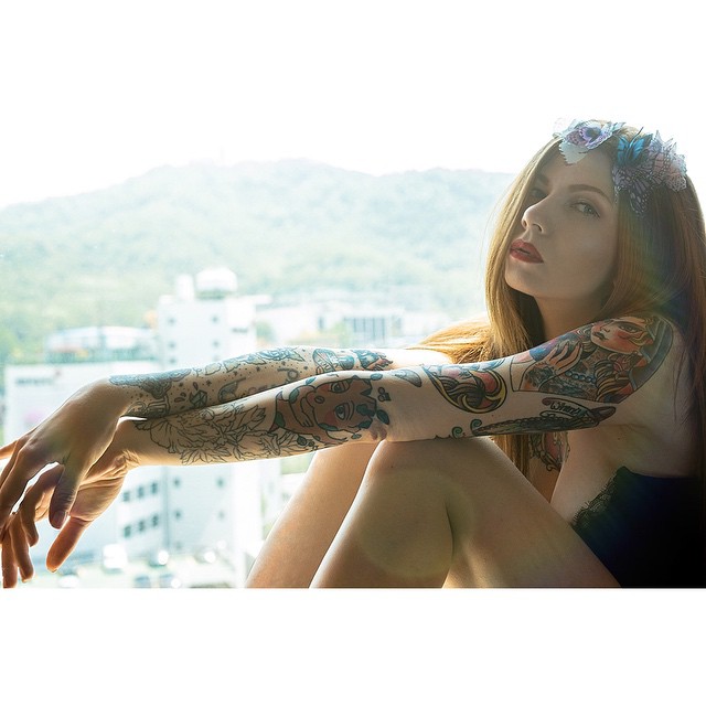 Tatuagens por todos os lados, cabelos coloridos, piercings e muita sensualidade. O site Suicide Girls fez sucesso na web e praticamente fundou um segmento entre garotas no Instagram que gostam de postar fotos de seus ensaios nas redes sociais.  Muitas modelos do site - são mais de 1800 - ganharam notoriedade no Instagram e somam milhares de seguidores e milhões de likes diariamente.  Separamos algumas modelos 