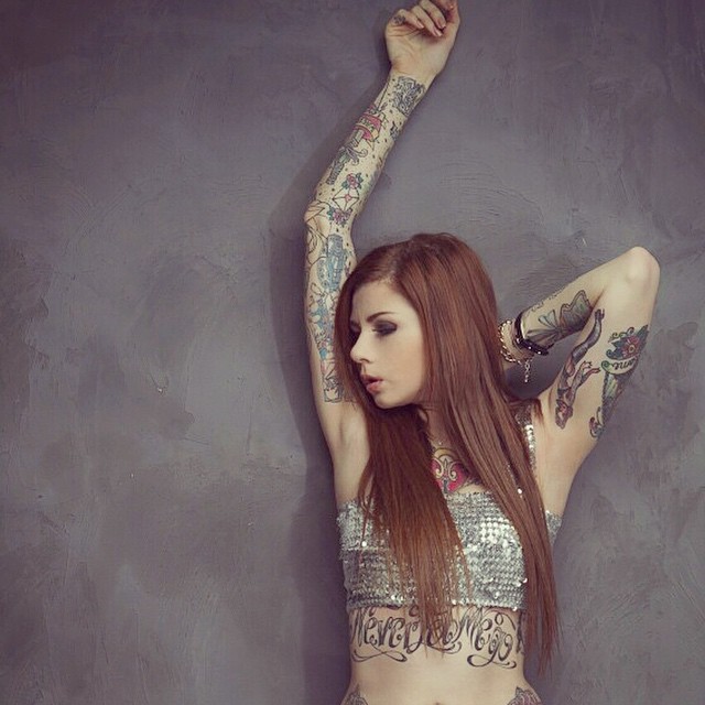Tatuagens por todos os lados, cabelos coloridos, piercings e muita sensualidade. O site Suicide Girls fez sucesso na web e praticamente fundou um segmento entre garotas no Instagram que gostam de postar fotos de seus ensaios nas redes sociais.  Muitas modelos do site - são mais de 1800 - ganharam notoriedade no Instagram e somam milhares de seguidores e milhões de likes diariamente.  Separamos algumas modelos 