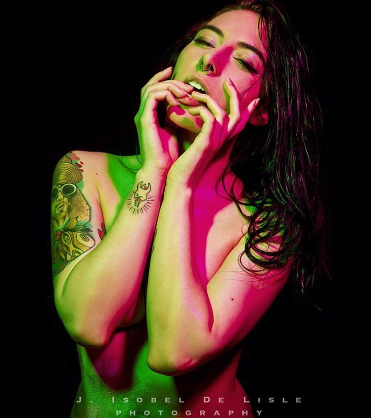 Tatuagens por todos os lados, cabelos coloridos, piercings e muita sensualidade. O site Suicide Girls fez sucesso na web e praticamente fundou um segmento entre garotas no Instagram que gostam de postar fotos de seus ensaios nas redes sociais.  Muitas modelos do site - são mais de 1800 - ganharam notoriedade no Instagram e somam milhares de seguidores e milhões de likes diariamente.  Separamos algumas modelos 