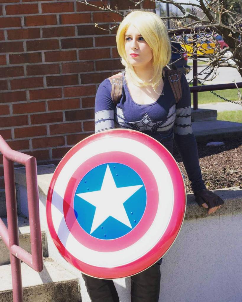 Depois de Batman vs Superman, fãs dos quadrinhos e dos filmes de heróis se dividiram em #TeamCap e #TeamIronMan por conta do lançamento do filme Capitão América: Guerra Civil. O embate entre os dois personagens da Marvel tem dado o que falar nas redes sociais e movimentou as redes sociais entre os cosplayers, que escolheram suas melhores fotos para mostra de qual lado estão.