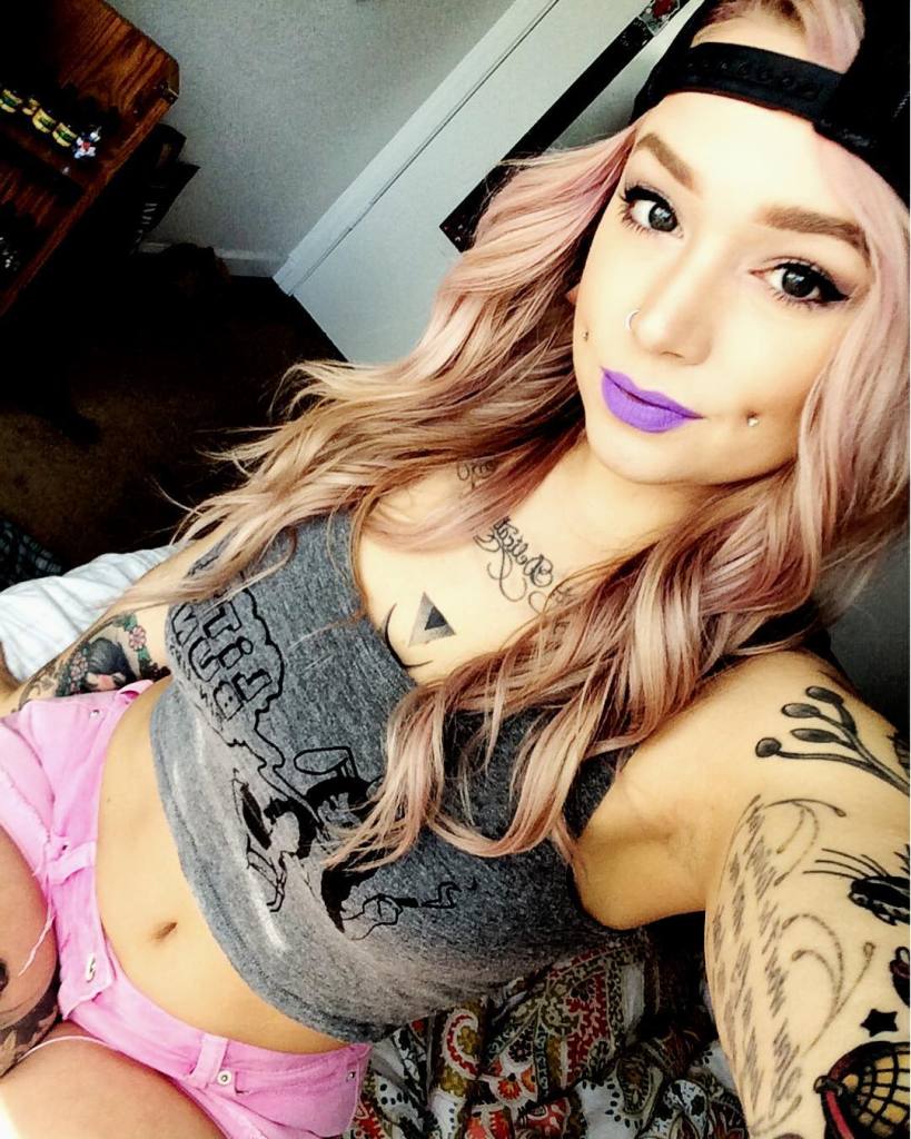 Tatuagens por todos os lados, cabelos coloridos, piercings e muita sensualidade. O site Suicide Girls fez sucesso na web e praticamente fundou um segmento entre garotas no Instagram que gostam de postar fotos de seus ensaios nas redes sociais.  Muitas modelos do site - são mais de 1800 - ganharam notoriedade no Instagram e somam milhares de seguidores e milhões de likes diariamente.  Separamos algumas modelos 