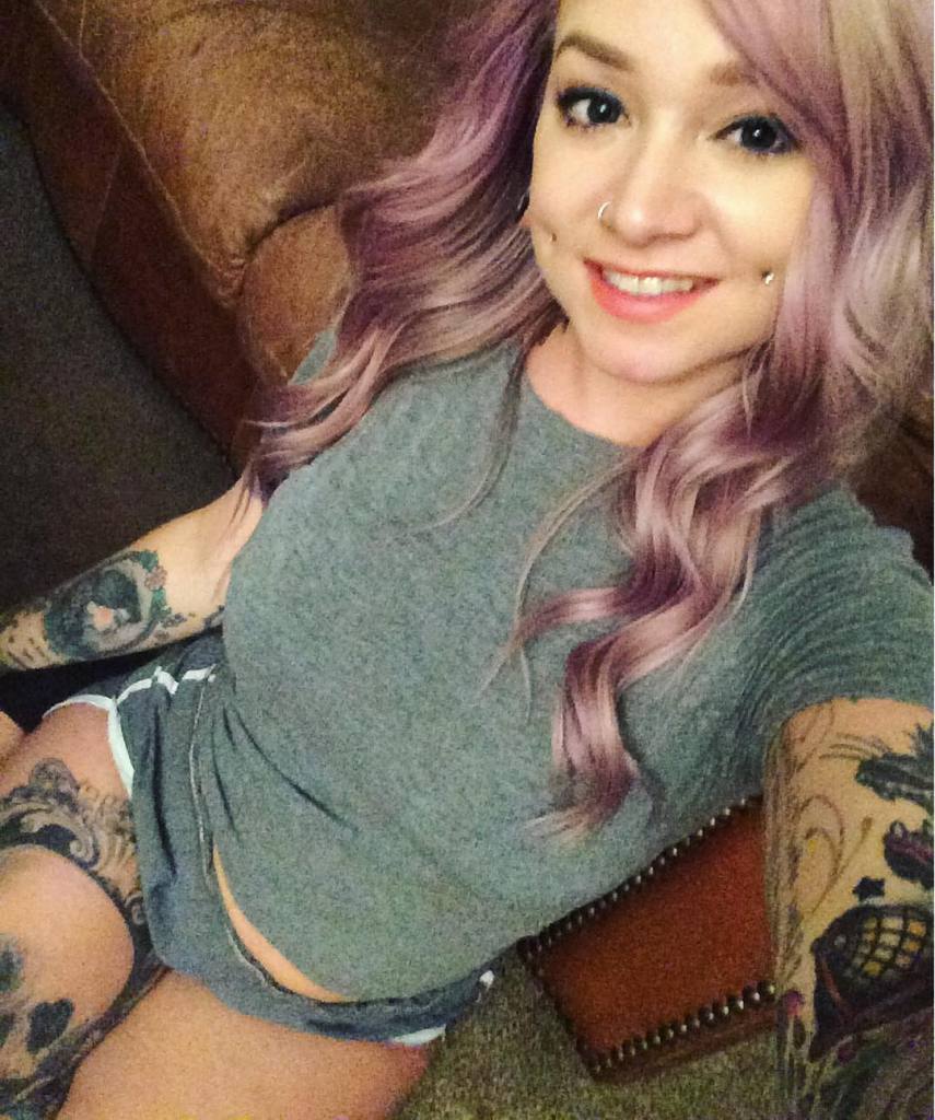 Tatuagens por todos os lados, cabelos coloridos, piercings e muita sensualidade. O site Suicide Girls fez sucesso na web e praticamente fundou um segmento entre garotas no Instagram que gostam de postar fotos de seus ensaios nas redes sociais.  Muitas modelos do site - são mais de 1800 - ganharam notoriedade no Instagram e somam milhares de seguidores e milhões de likes diariamente.  Separamos algumas modelos 