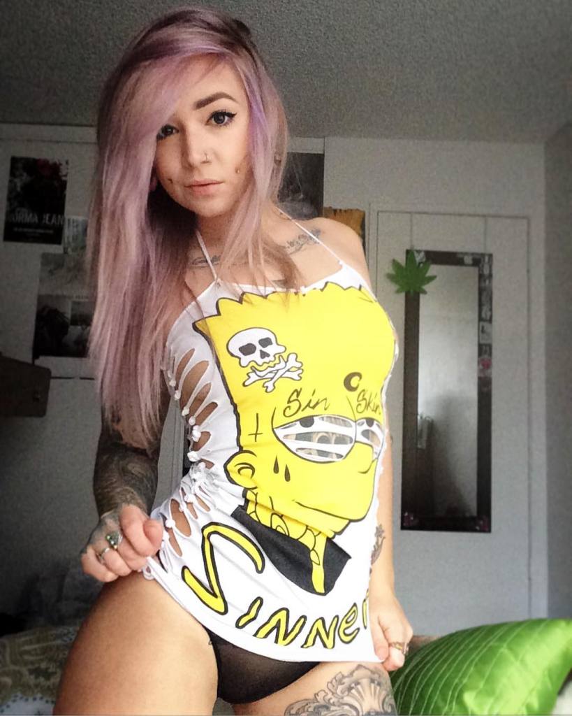 Tatuagens por todos os lados, cabelos coloridos, piercings e muita sensualidade. O site Suicide Girls fez sucesso na web e praticamente fundou um segmento entre garotas no Instagram que gostam de postar fotos de seus ensaios nas redes sociais.  Muitas modelos do site - são mais de 1800 - ganharam notoriedade no Instagram e somam milhares de seguidores e milhões de likes diariamente.  Separamos algumas modelos 
