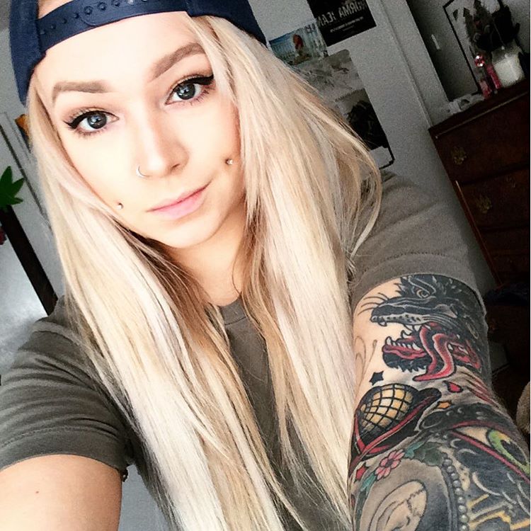 Tatuagens por todos os lados, cabelos coloridos, piercings e muita sensualidade. O site Suicide Girls fez sucesso na web e praticamente fundou um segmento entre garotas no Instagram que gostam de postar fotos de seus ensaios nas redes sociais.  Muitas modelos do site - são mais de 1800 - ganharam notoriedade no Instagram e somam milhares de seguidores e milhões de likes diariamente.  Separamos algumas modelos 