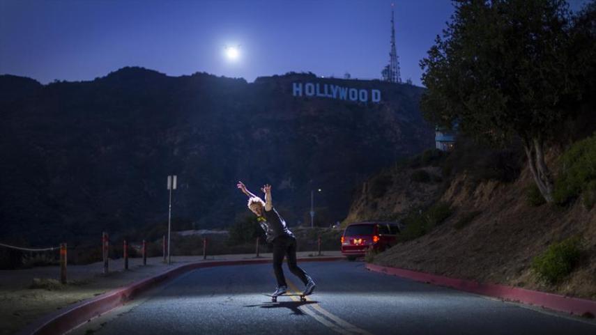 Jeffrey Moustache é um fotógrafo de Los Angeles que começou a usar drones em suas fotos e filmagens em 2013. No fim de 2014, ele resolveu usar o aparelho para um outro propósito. Ele adaptou um flash em um drone da DJI para conseguir resultados diferentes na iluminação de suas fotografias. Com o flash funcionando remotamente, ele pôde mudar o ângulo de iluminação de suas imagens.